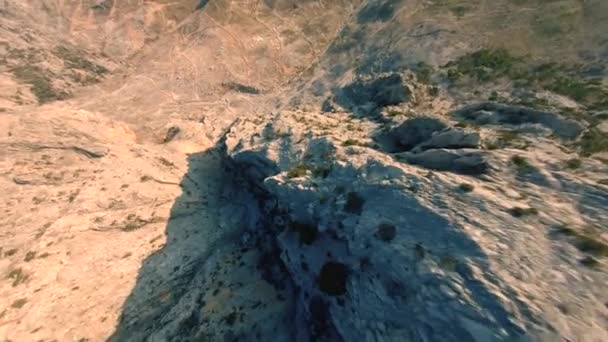 Schneller filmischer Drohnen-Tauchgang in den wunderschönen hohen und grauen Rocky Mountains mit scharfen Klippen in der Türkei, Region Pamphylien. Kunstflug aus der Luft mit FPV-Renndrohne. — Stockvideo