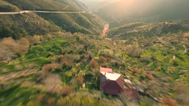 Fast Cinematic Drone Dive in Beautiful Mountain Village Sopra le colline con terrazze illuminate dal sole della sera durante il tramonto in Turchia, regione di Pamphyila. Aerial freestyle aerobatic View Girato sulle corse FPV — Video Stock