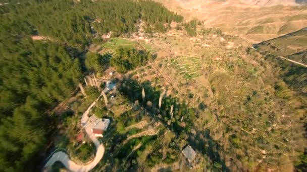 Fast Cinematic Drone Dive in Beautiful Mountain Village Above the Hills with Terraces lit with Evening sun Κατά τη διάρκεια του ηλιοβασιλέματος στην Τουρκία, περιοχή Pamphyila. Aerial freestyle aerobatic View Shot σε αγώνες FPV — Αρχείο Βίντεο