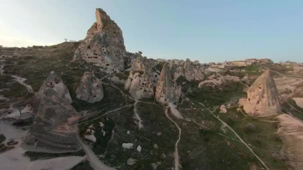 Vooruitgang luchtfoto drone beelden Extreem Snel vliegen tussen sprookjes schoorstenen onthullen vele grotwoningen gesneden in hoodoo berg Uchisar, Turkije. Exiting Footage Shot met FPV race drone Aerobatic — Stockvideo