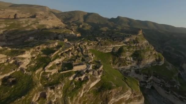 Epikus Gyors Dinamikus FPV drón felvétel naplementekor az Old Cave CIty of Hasan Keyf-ben. HasanKeyf az egyik leghíresebb ősi és történelmi város a Közel-Keleten, közel a nagy folyóhoz Tigres. — Stock videók