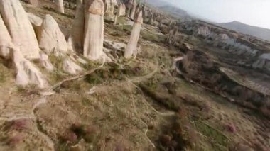 Peri bacaları arasında uçan insansız hava aracı görüntüleri, Türkiye 'nin Goreme kentindeki Sevgi Vadisi ve Kapadokya doğa manzarasının üzerindeki hudu dağlarına oyulmuş pek çok mağara evini ortaya çıkarıyor..