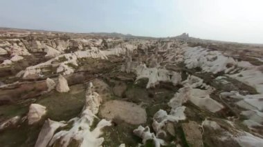 Peri bacaları arasında uçan insansız hava aracı görüntüleri, Türkiye 'nin Goreme kentindeki Güvercin Vadisi ve Kapadokya doğa sahasının yukarısındaki hudu dağlarına oyulmuş mağara evlerini ortaya çıkarıyor..