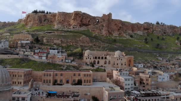 Снимок с беспилотника в городе Мардин. Старый город в Мезопотамии расположен на склоне горы в Восточной Турции — стоковое видео