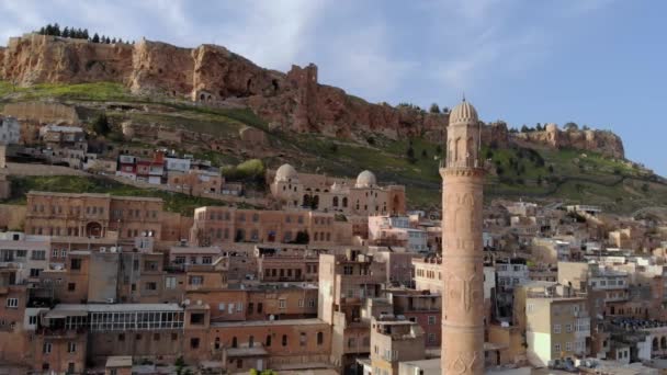 Repülődrón felvétel MARDIN városáról. A régi város Mezopotámiában található a lejtőn a hegy Kelet-Törökországban — Stock videók