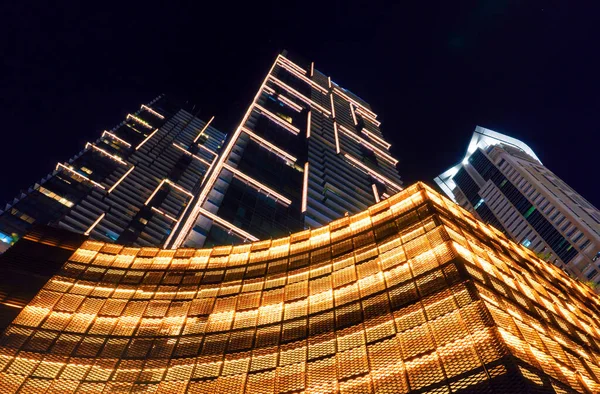 Iluminado Calm Night Gulf em Dubai, Emirados Árabes Unidos. Arranha-céus brilhantes em Dubai marina — Fotografia de Stock