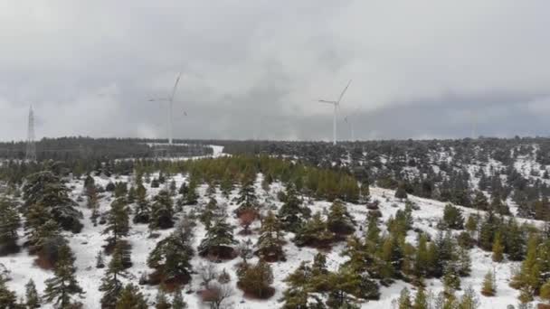 Aerial Drone Filmación de turbinas eólicas en la cima de la montaña Cubierto de nieve en abril en Turquía, Pamphylia. — Vídeo de stock