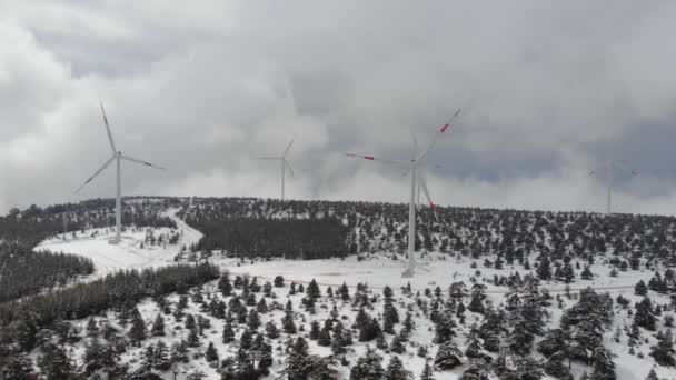 Aerial Drone Filmación de turbinas eólicas en la cima de la montaña Cubierto de nieve en abril en Turquía, Pamphylia. — Vídeos de Stock