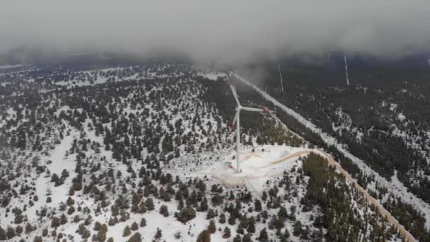 Filmato aereo drone di turbine eoliche sulla cima della montagna coperto di neve nel mese di aprile in Turchia, Panfilia. — Video Stock