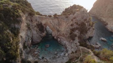 Hava Aracı Uçuşu Akşam Saati 'nde kayalarla çerçevelenmiş Güzel Antioch reklam Cragum lagününün yanından uçar gider.