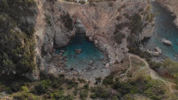 Aerial Drone Filmati Fly by Beautiful Antioch ad Cragum laguna incorniciato da rocce solide a sera — Video Stock