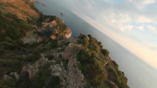 Dynamic Fast Drone Aerial Shot od Ancient Antiochia Castle Ruins on the Top of Cliff near a Beautiful Antioch ad Cragum lagoon incorniciato da rocce solide a sera. Vista aerea freestyle aerobatica — Video Stock