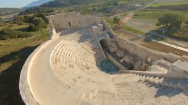 Antik Lycian şehri Patara 'nın Pttra Harabelerinin Sinematik Yarış Dronu Çekimi. Amfi-tiyatro ve Lycia Halk Meclisi. Patara, Lycia Lycia Ligi başkentindeydi. Hava görüntüsü çekimi