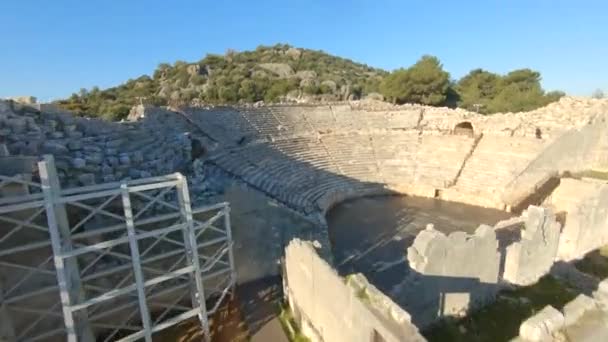 Cinematic Racing Drone Shot of Pttra Ruins της αρχαίας Λυκικής πόλης Πατάρα. Αμφιθέατρο και η αίθουσα συνεδριάσεων του κοινού της Λυκίας. Η Πατάρα ήταν στην πρωτεύουσα της Λυκίας. Πυροβολισμοί με εναέρια όραση — Αρχείο Βίντεο