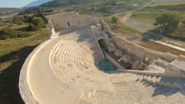Cinematic Racing Drone Shot of Pttra Ruins της αρχαίας Λυκικής πόλης Πατάρα. Αμφιθέατρο και η αίθουσα συνεδριάσεων του κοινού της Λυκίας. Η Πατάρα ήταν στην πρωτεύουσα της Λυκίας. Πυροβολισμοί με εναέρια όραση — Αρχείο Βίντεο