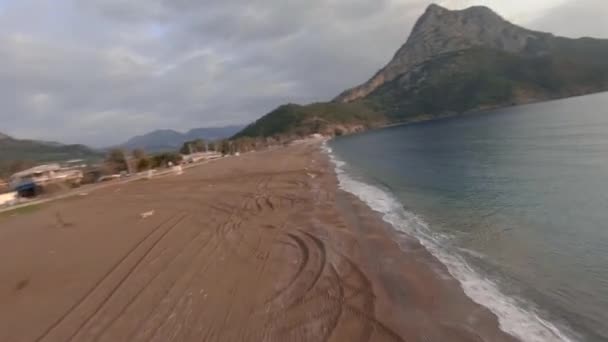 Ξημέρωμα FPV drone Πετώντας πάνω από την παραλία Adrasan στο Sunrise. Σκάφη είναι Μείνετε στο COast Περιμένοντας για μια καλοκαιρινή περίοδο. Adrasan, Antalya, Τουρκία. — Αρχείο Βίντεο