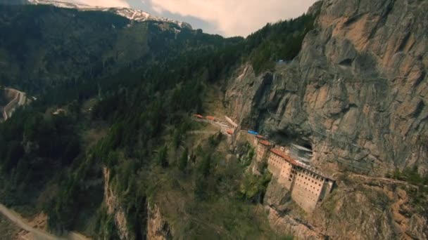 Dynamic Aerial Footage Shot on FPV Drone Flying Around Sumela kolostor, Trabzon, Törökország — Stock videók