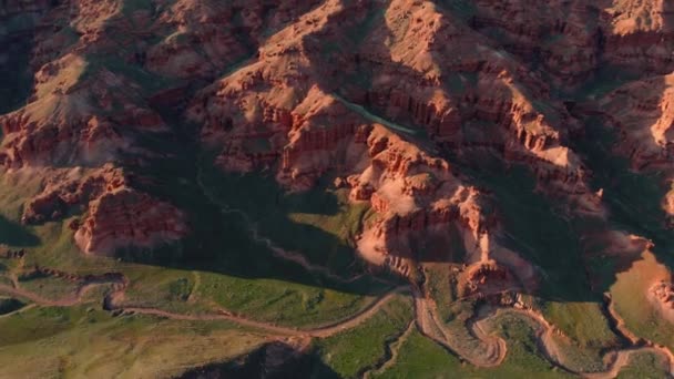 Aerial Drone Fly by Footage of The Red Rocks in Narman - Peribacalari Fairy Chimneys di provinsi Narman, Erzurum, TURKEY. — Stok Video