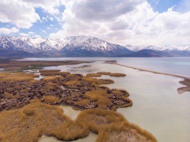 Donemec Nehri 'nin Van Gölü' ne bağlandığı Highland FloodPlains 'in dağlarla çevrili olduğu ve İnce Sandy Spit oluşturduğu hava manzarası. Van, Türkiye 'nin en büyük gölüdür