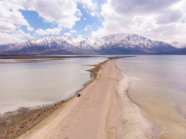 Van Golu Gölü 'ndeki İnce Sandy Spit Sahili. Van, Türkiye 'nin en büyük gölüdür