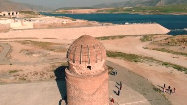 Zeynel Bey 'in hava aracıyla vurduğu Zeynel Bey Turbesi' nin yeni yeri, geçtiğimiz günlerde taşındığı, barajın, Hasankeyf 'in, Batman' in, Türkiye 'nin altında olmaması için.