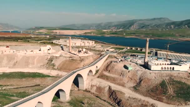 Flygfoto av restaurerade gamla romerska bron i Hasan Keyf, Turkiet. Hasankeyf byn sydöstra Anatolien. Flygfoto från fästningen vid floden Tigris. Utsläppsrätter — Stockvideo