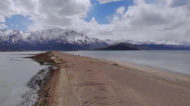 Donemec Nehri 'nin Van Gölü' ne bağlandığı Highland FloodPlains 'in dağlarla çevrili olduğu ve İnce Sandy Spit oluşturduğu hava manzarası. Van, Türkiye 'nin en büyük gölüdür