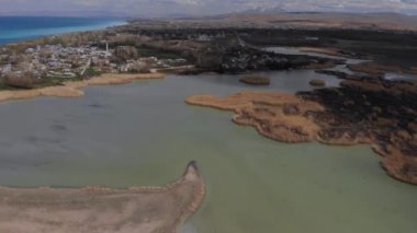 Donemec Nehri 'nin Van Gölü' ne bağlandığı Highland FloodPlains 'in dağlarla çevrili olduğu ve İnce Sandy Spit oluşturduğu hava manzarası. Van, Türkiye 'nin en büyük gölüdür