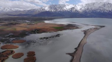 Donemec Nehri 'nin Van Gölü' ne bağlandığı Highland FloodPlains 'in dağlarla çevrili olduğu ve İnce Sandy Spit oluşturduğu hava manzarası. Van, Türkiye 'nin en büyük gölüdür