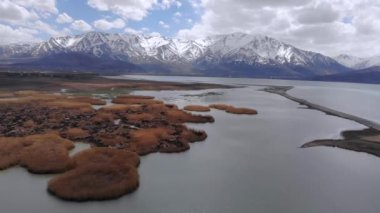 Donemec Nehri 'nin Van Gölü' ne bağlandığı Highland FloodPlains 'in dağlarla çevrili olduğu ve İnce Sandy Spit oluşturduğu hava manzarası. Van, Türkiye 'nin en büyük gölüdür