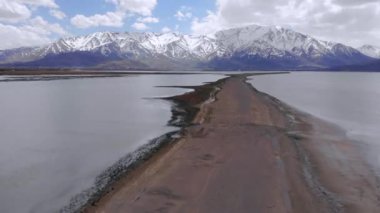 Donemec Nehri 'nin Van Gölü' ne bağlandığı Highland FloodPlains 'in dağlarla çevrili olduğu ve İnce Sandy Spit oluşturduğu hava manzarası. Van, Türkiye 'nin en büyük gölüdür