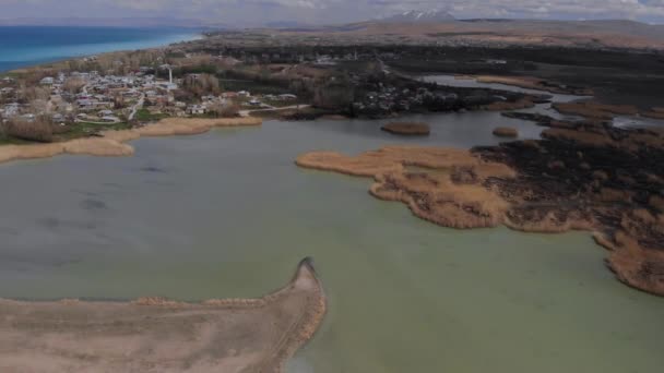 Vue aérienne des plaines inondables des Highlands où la rivière Donemec se connecte au lac Van entouré de montagnes et créant une mince flèche sablonneuse. Van est le plus grand lac de Turquie — Video