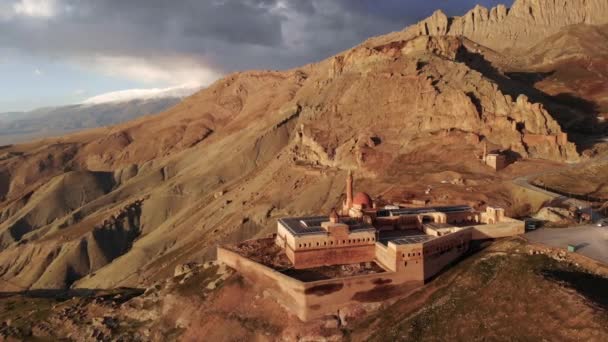 Aerial Drone Filmación de Ishak Pasha Palace Lovated in Easter Turkey near the Ararat mountain. Ishak Pasa Sarayi — Vídeos de Stock