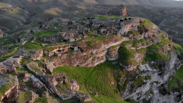 Восточная Турция, Месопотамия, древний город Хасанкейф, пещеры в скале. Съемка беспилотника на закате времени на берегу реки Тигр — стоковое видео
