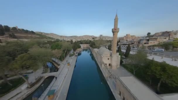 Şeyh Ali Dede Turbesi 'de, Şanlıurfa' nın Urfa Şatosu yakınlarında, çok hızlı uçan bir hava aracı görüntüsü. FPV yarış dronu Aerobatic ile Çıkış Çekimi — Stok video