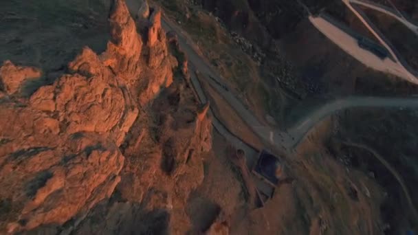 FPV Racing Drone Aerial view of the ruins of the Dogubayazit castle, built on the mountain near Eski Bayezid Cami and the Ishak Pasha Palace. Eastern Turkey — стокове відео