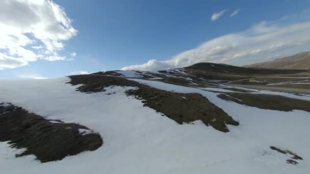 Gyors Cinematic Drone Flight in the Mountains With Snowy Spots Törökországban áprilisban. Aerial freestyle aerobic View Shot on FPV racing Drone. — Stock videók