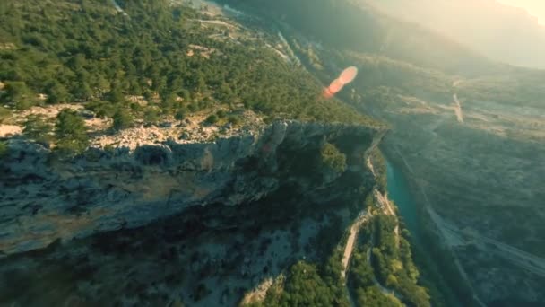 FPV κηφήνας πυροβόλησε. Το fpv drone Aerial Flight στο βραχώδες βουνό με σπηλιές καλυμμένες με Δάσος και στη συνέχεια κατεβαίνει από το βουνό. Manavgat, Τουρκία. — Αρχείο Βίντεο