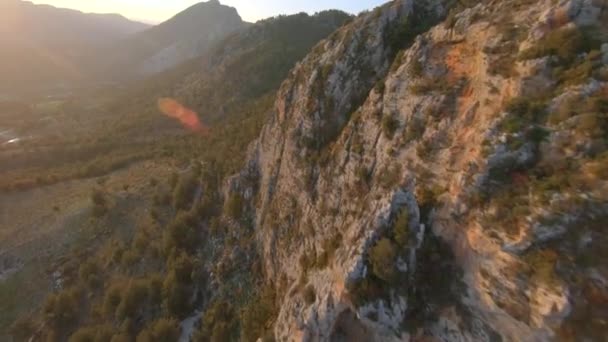 FPV drone shot. Le drone fpv Vol aérien dans la montagne rocheuse avec des grottes couvertes de forêt, puis descend de la montagne. Manavgat, Turquie. — Video