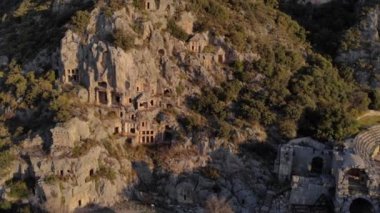 Demre 'deki Rock Cliff' e oyulmuş antik mezarlar. Antik Yunan kayalarının insansız hava aracı saldırısı, Myra, Demre, Türkiye 'deki Lykian İmparatorluğu amfi tiyatro ve mezarlarını kesti