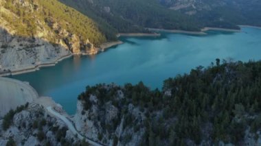 Sabahın erken saatlerinde Alanya, Türkiye 'deki milli parktaki yeşil kanyon manzarasında hava aracı vuruldu. Manavgat nehrinin kayalıkları, Taurus dağları, turkuaz renkli suları görülür.