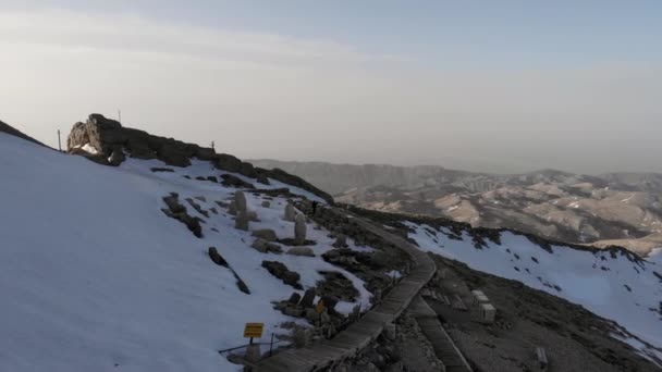 Légi drón lövés a Nemrut Dagi nyugati teraszáról, a Nemrut hegyről, I. Antiochus Commagene király híres sírszentélyével, melyet hatalmas szobrok kísérnek saját magáról és a görög, örmény és medián szobrokról. — Stock videók