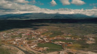 Dogubeyazit ilinin Paskalya 'da çekilmiş bir hava aracı videosu. Ararat Dağı 'nın yakınındaki ücra bir köy. Arka planda Tarım Dağı, Küçük Ararat ve Lav Alanları