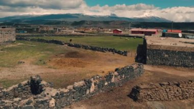 Dogubeyazit ilinin Paskalya 'da çekilmiş bir hava aracı videosu. Ararat Dağı 'nın yakınındaki ücra bir köy. Arka planda Tarım Dağı, Küçük Ararat ve Lav Alanları