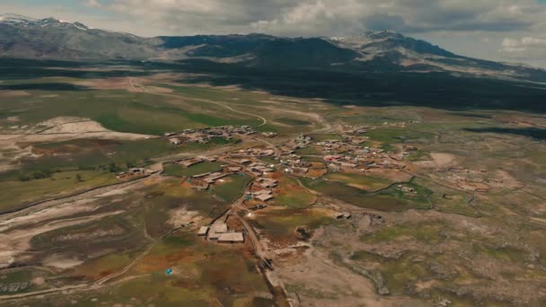 공중 드론 비디오 샷 부활절 터키 , Dogubeyazit 지방. 아라라트산 근처에 있는 작은 외딴 시골 마을이다. 아 그리 산, 작은 아라라트 그리고 배경에 있는 라바 평야 — 비디오