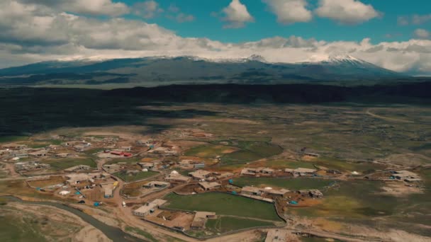 Video del drone aereo girato a Pasqua in Turchia, provincia di Dogubeyazit. Piccolo villaggio rurale remoto vicino alla montagna di Ararat. Campi Agri Mount, Small Ararat e Lava sullo sfondo — Video Stock