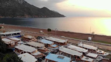 Adrasan 'ın Hava Atışları. Türkiye 'nin Antalya ilinin Kemer ilçesindeki Akdeniz kıyısı boyunca uzanan Adrasan Sahili' nin Zemin Sahil Manzarası 'nda Bekleyen Tekneler Yüksek Mevsim Bekliyor