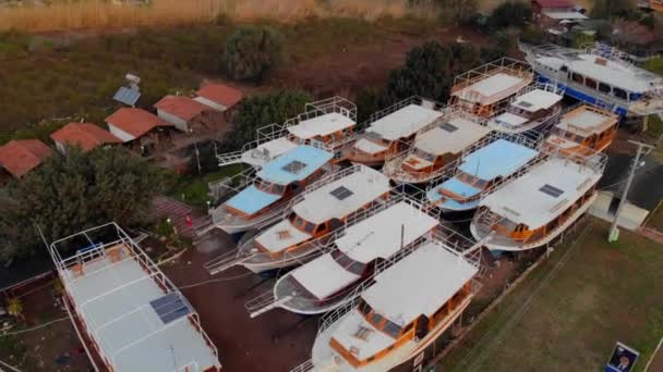 Colpi aerei di Adrasan. Barche sono in attesa per l'alta stagione Mentre in piedi sul terreno Vista sul mare da Adrasan Beach lungo la costa mediterranea a Kemer, provincia di Antalya, Turchia — Video Stock