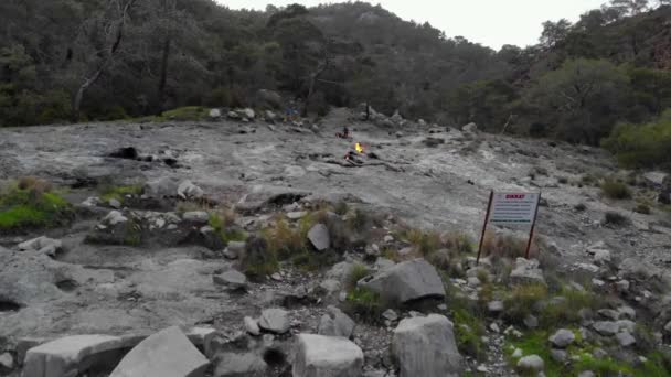 Cirali, Törökország - 2021. április: Földtani lelőhely a Yanartas Chimera hegyen Törökországban, amelynek lejtőjén a földgáz folyamatosan ég — Stock videók