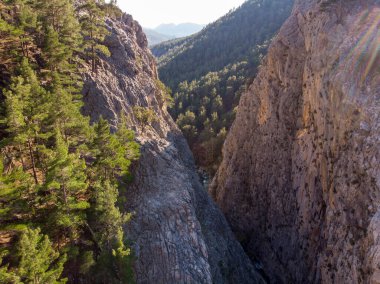 Dağlarda büyük bir Derin Kanyon. Sapadere Kanyonu, Türkiye, Pamphylia, Alanya 'da Hava Aracı Kuş Gözü Görünümü